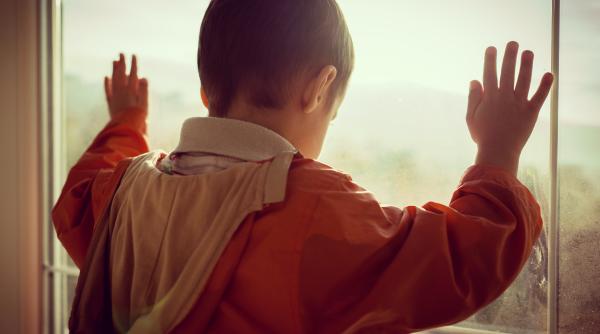 „Plângea la fereastră”. Drama unui copil de patru ani, lăsat singur acasă în prag de Crăciun: Mama lui a plecat la o petrecere