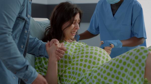 Cele mai frecvente expresii folosite de mame în timpul nașterii. Moașă: „Nu trebuie să vă cereți scuze, aceste aspecte nu contează!”