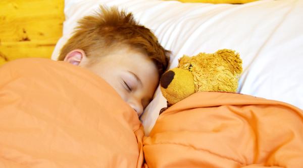 „Cursa cu roaba”, trucul genial al unei mame terapeut: Un joc simplu care face minuni la ora de culcare