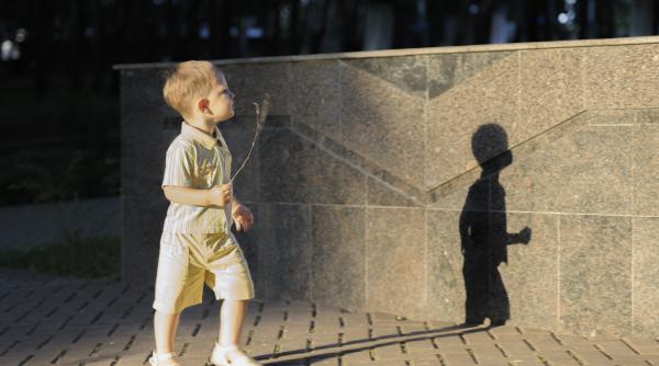 Stima de sine excesivă poate duce la creșterea unor copii individualiști și egocentrici, avertizează psihologii