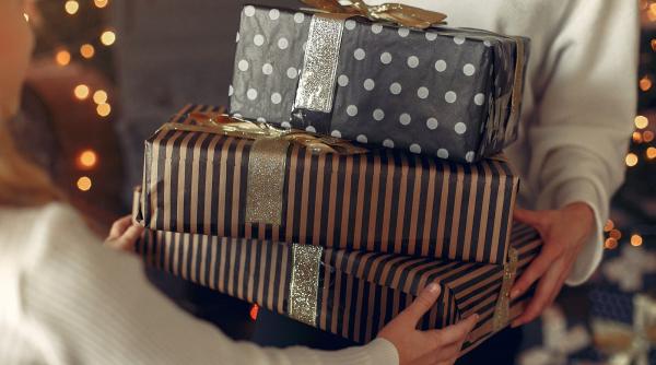 De ce unii nu reușesc niciodată să aleagă cadoul perfect? Descoperă psihologia din spatele greșelilor de Crăciun