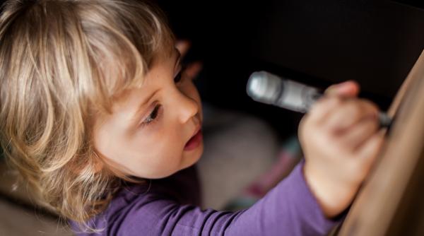 Cele patru obiceiuri recomandate de experții în educație de la Harvard pentru a-i învăța pe copii să învețe din greșeli