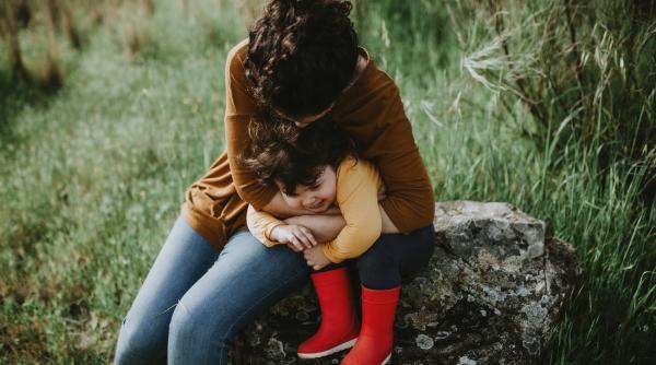 Așa reacționează părinții inteligenți emoțional atunci când copilul lor este supărat! Strategii validate științific de la un psiholog