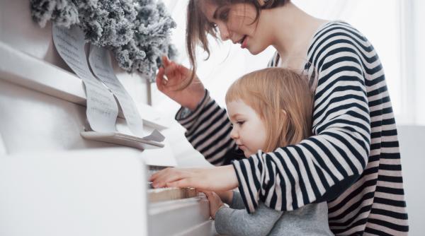  Ce este „parentingul leneș”. „Facem acest lucru în numele iubirii, pentru că vrem să-i ajutăm pe copii. În realitate le facem un mare rău”