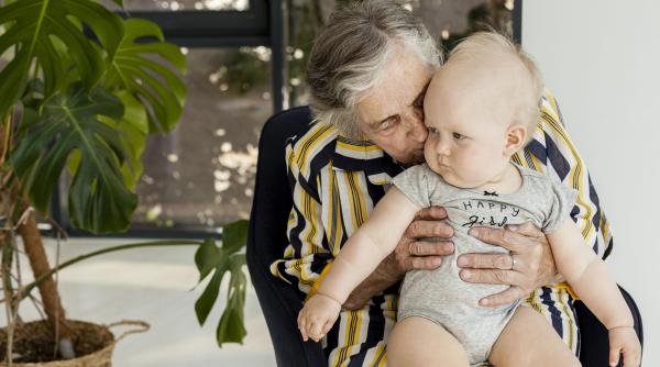 La ce vârstă recunoaște bebelușul bunicii?
