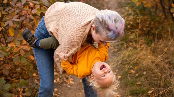 Semnele care arată că ești un părinte inteligent emoțional. Psihologul Mark Travers: „Un studiu evidențiază două trăsături comportamentale principale”