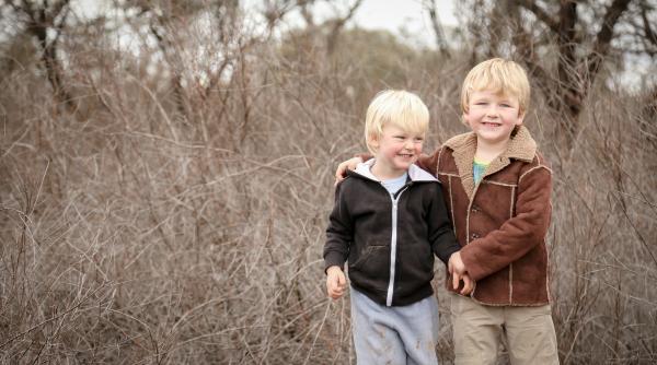 Atenție, părinți! Frazele care pot pune presiune pe fratele mai mare