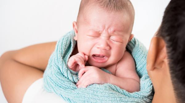 „Fiul meu rămâne fără respirație când plânge”. Ce risc implică acest lucru?