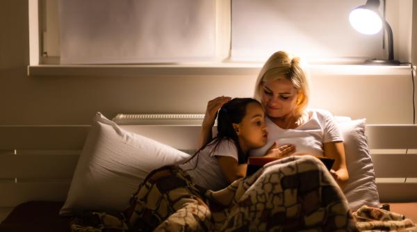 Cele trei întrebări pe care să le pui copiilor tăi în fiecare seară înainte de culcare pentru a le ridica stima de sine