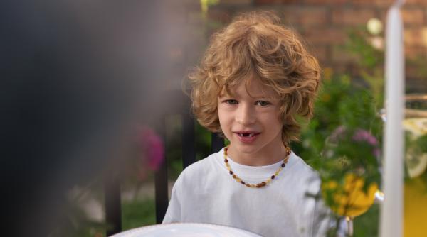 Copilul tău se bâlbâie? Cum să îl ajuți să vorbească fluent