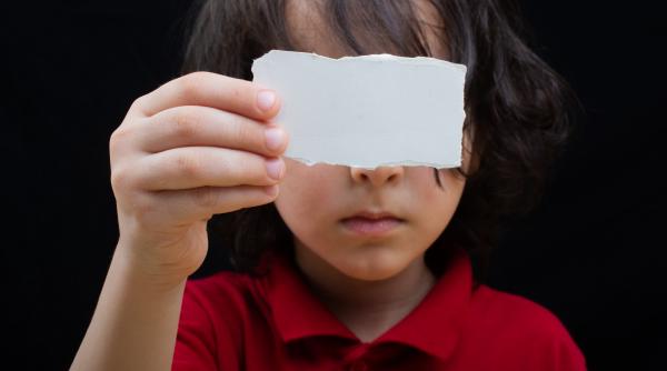 Ai grijă ce „etichete” îi pui copilului tău! Terapeut cognitiv-comportamental: „Nici măcar cele pozitive NU sunt benefice! Pot crea presiuni uriașe”