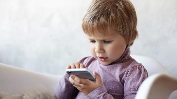 Avertismentul psihologului Gabor Mate - O oră pe smartphone este egală cu un gram de cocaină