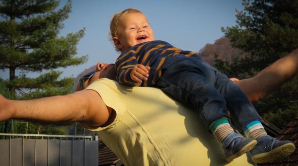 Competițiile și haosul: 5 lucruri pe care doar tații le fac, copiii le adoră, dar le scot pe mame din sărite