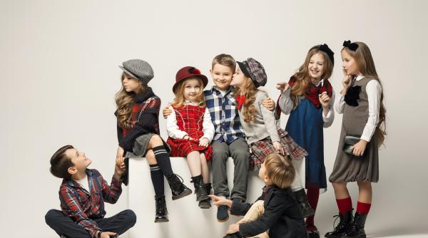 Culorile anului 2025 în materie de îmbrăcăminte pentru copii