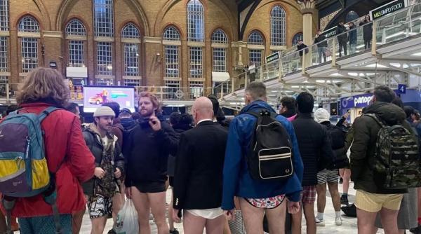 Călători fără pantaloni în metrourile din Londra. „Nu trebuie să-ți fie rușine să-ți accepți corpul”