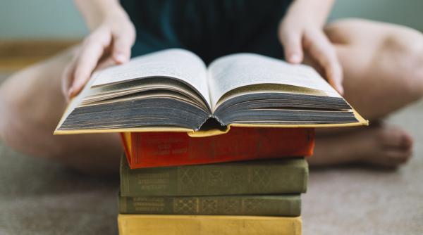 Ce cărți au citit românii în 2024? Creșterea lecturii în rândul tinerilor