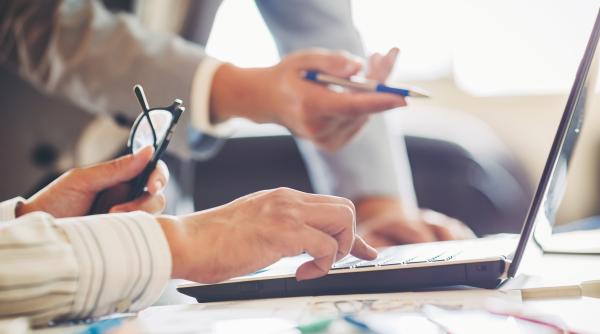 Munca excesivă, promovată de un miliardar indian: Săptămâna de muncă să fie de șapte zile. „Dacă vrei să fii în vârful lumii, așa trebuie să lucrezi”