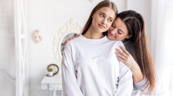 Cinci semne că ți-a lipsit iubirea în copilărie potrivit psihologilor 