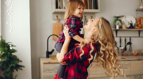 Cum să construiești o relație strânsă și de încredere cu copilul tău