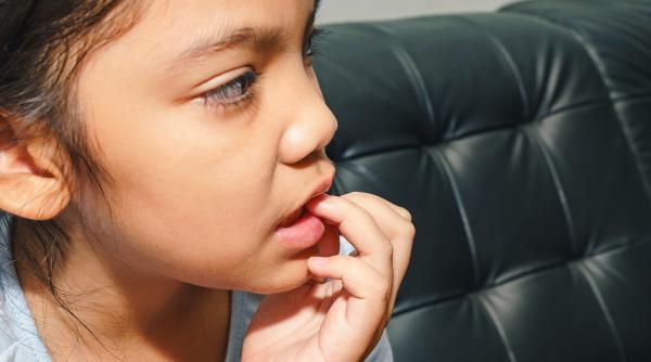 De ce unii copii își rod unghiile?