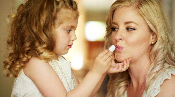 Secretele mamei în formarea atitudinii feminine a fiicei. Daniela Gavankar: „Pe un copil nu-l scapi din mână din cauza rujului! Permiteți-le fetițelor aceste comportamente” / VIDEO