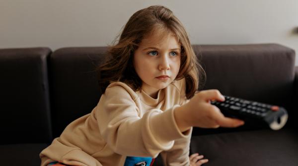 Care este vârsta la care copiii se pot uita la știri, potrivit specialiștilor
