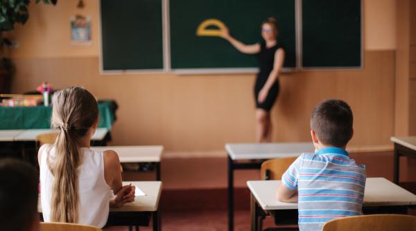 „Dacă nu eşti atent, te mut în prima bancă”, replica profesorilor va deveni istorie. Schimbări în școli: Elevii vor sta în cerc și își vor schimba des colegul de bancă