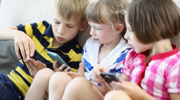 Efectele „terifiante” ale ecranelor asupra dezvoltării emoționale și cognitive a copiilor: Psihologii trag un semnal de alarmă cu privire la consecințele devastatoare asupra creierului lor