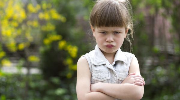 Proasta dispoziție la copil, un semn al inteligenței, conform unei cercetări: Cum un „morocănos” poate dezvolta o gândire obiectivă și abilități cognitive remarcabile