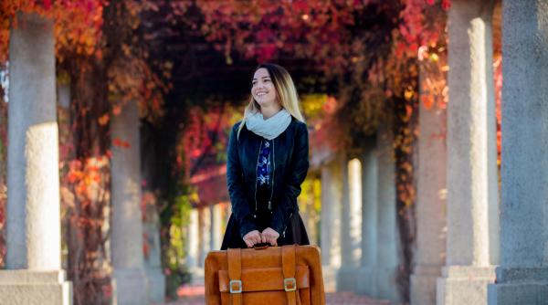 „Pentru mulți părinți, să-și vadă copilul la o facultate din străinătate e țelul suprem”. Asist. univ. Ionuț Panea, despre decizia tinerilor români de a pleca la studii în afară