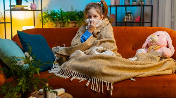 Frigul, cauza răcelilor la copii? Dr. Mihai Craiu: „Ar putea să conteze, dar NU așa cum credem noi, că dacă ne înfofolim nu mai facem boala” / VIDEO