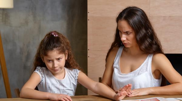 „Copile, număr până la 3!” De ce NU funcționează această metodă și ce ar putea părinții să facă în schimb? Un expert în parenting oferă explicații și alternative