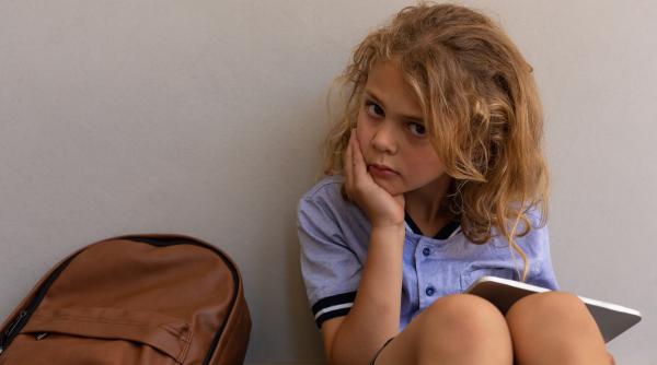 Fobia școlară apare tot mai des la copii: 16 cazuri în Arad. Specialiștii, semnal de alarmă pentru părinți: „În general, dimineața apar simptomele!”