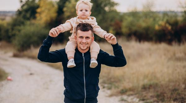 Cum jonglează tații cu familia și cariera după apariția unui copil