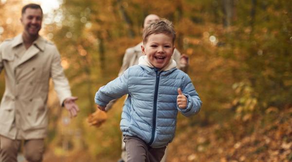 Cercetare Yale: Această schimbare mică de mentalitate îi ajută pe părinți să crească copii mai fericiți și mai independenți