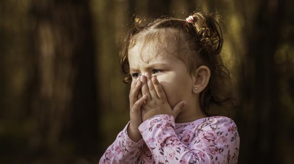 „M-am săturat de tine. Niciodată nu faci nimic cum trebuie!” Iată cum un părinte psihopat își poate umili copilul / VIDEO