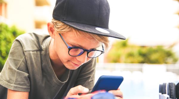 TikTok dăunează copiilor „la scară industrială”, susține un renumit psiholog de la Universitatea din New York