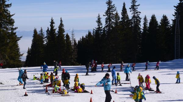 Vacanța de schi pentru elevii români. Medicii avertizează: „Atenție la sindromul «a doua zi»!”