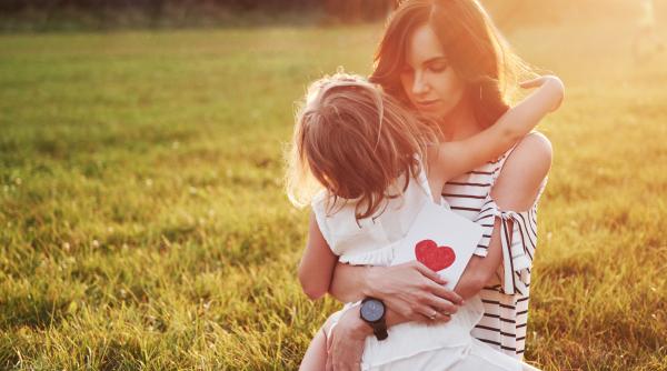 Cum să îți ajuți copilul să își exprime sentimentele fără să simtă că e ceva greșit sau ciudat