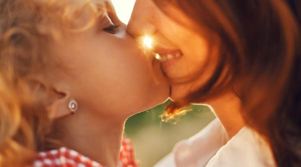 Cum să sprijini dezvoltarea emoțională a copilului tău