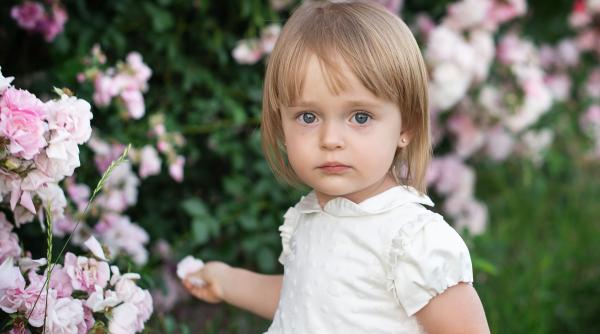 Cum să alegi numele perfect pentru bebelușul tău – Inspirat din flori, pietre prețioase și stele