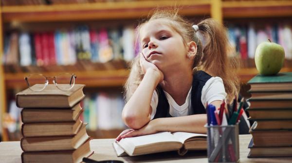 Copilul tău e plictisit și fără chef de învățare? Iată cum să-i dezvolți curiozitatea, conform cercetărilor