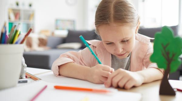 „Copiii nu mai știu să țină un creion sau să decupeze o hârtie!” Profesorii trag un semnal de alarmă: 77% dintre elevi au dificultăți serioase cu abilitățile motorii fine