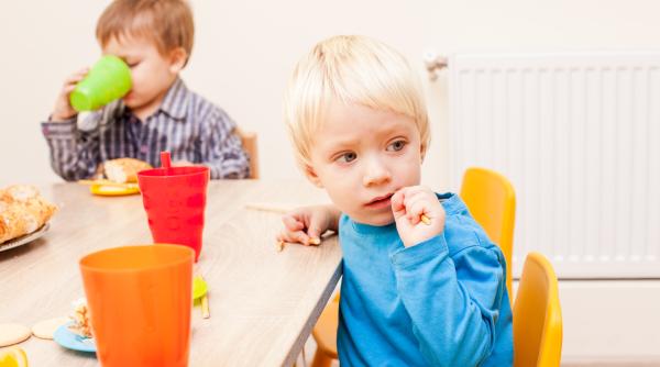 Un american mutat în România, despre meniul pe care copilul său îl primește la grădiniță: „În SUA ar fi considerată mâncarea de sărac”