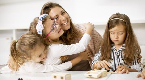 Părinții chiar favorizează un anumit copil? Un nou studiu, realizat pe un eșantion de 20.000 de participanți, dezvăluie adevărul 