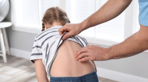 1 din 4 copii români resimt dureri de spate, reiese din studiul programului #StaiDrept