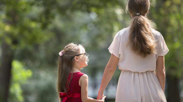 Acest obicei al părinților îi îndepărtează pe copii. Psihologi: „Așa am fost crescuți, dar nu este benefic”