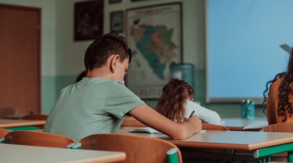 Noile planuri-cadru ajung în dezbatere publică. Profesorii le contestă, iar părinții le consideră „un pas curajos înainte”