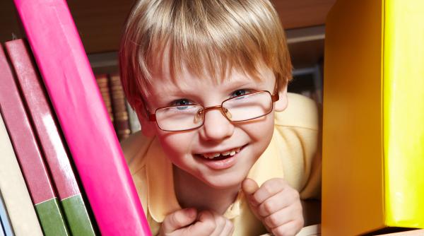 Copiii care petrec mai mult timp în aer liber au un risc mai mic de a dezvolta miopie