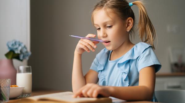 „Copilul roade creioane sau pixuri la școală”. Adevăratele cauze din spatele acestui comportament și cum să intervii corect, conform specialiștilor: „NU e un tic!”
